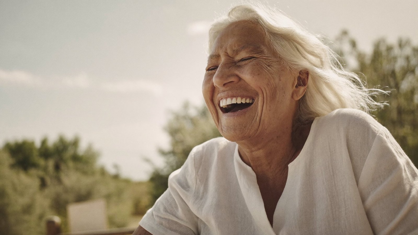 Paciente idosa recuperada, ativa e sorrindo ao ar livre