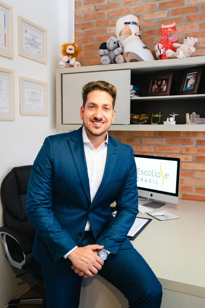 Dr. Rodrigo Andrade, fundador e diretor científico do Escoliose Brasil, no consultório da rede
