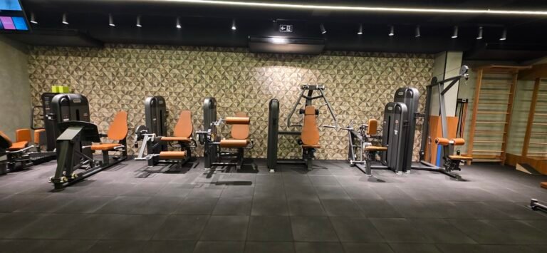 Estações de exercício terapêutico da Checkup Fisio na unidade Flamengo