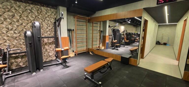 Aparelhos de fortalecimento no salão de exercícios da Checkup Fisio na unidade Flamengo