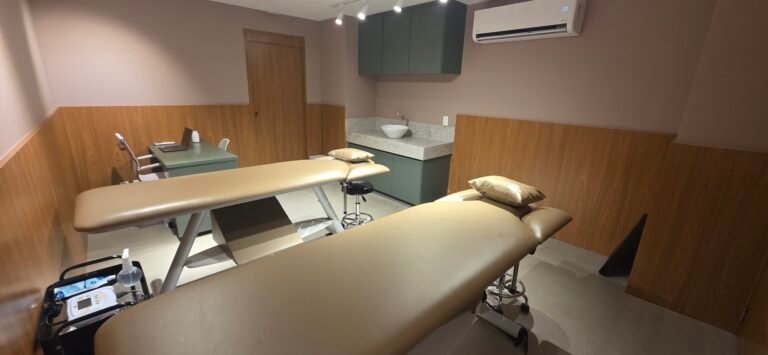 Macas de fisioterapia na sala de atendimento da Checkup Fisio na unidade Flamengo