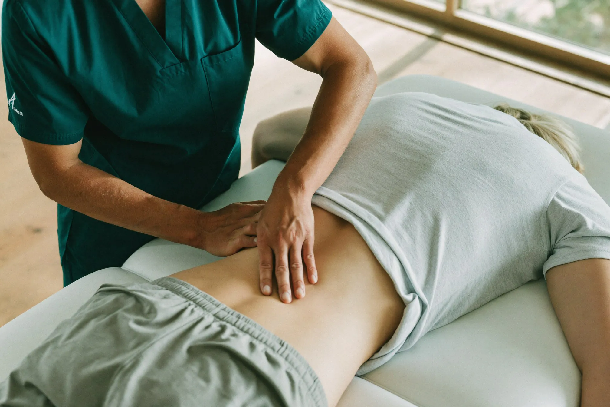 Fisioterapeuta tratando a coluna de um paciente