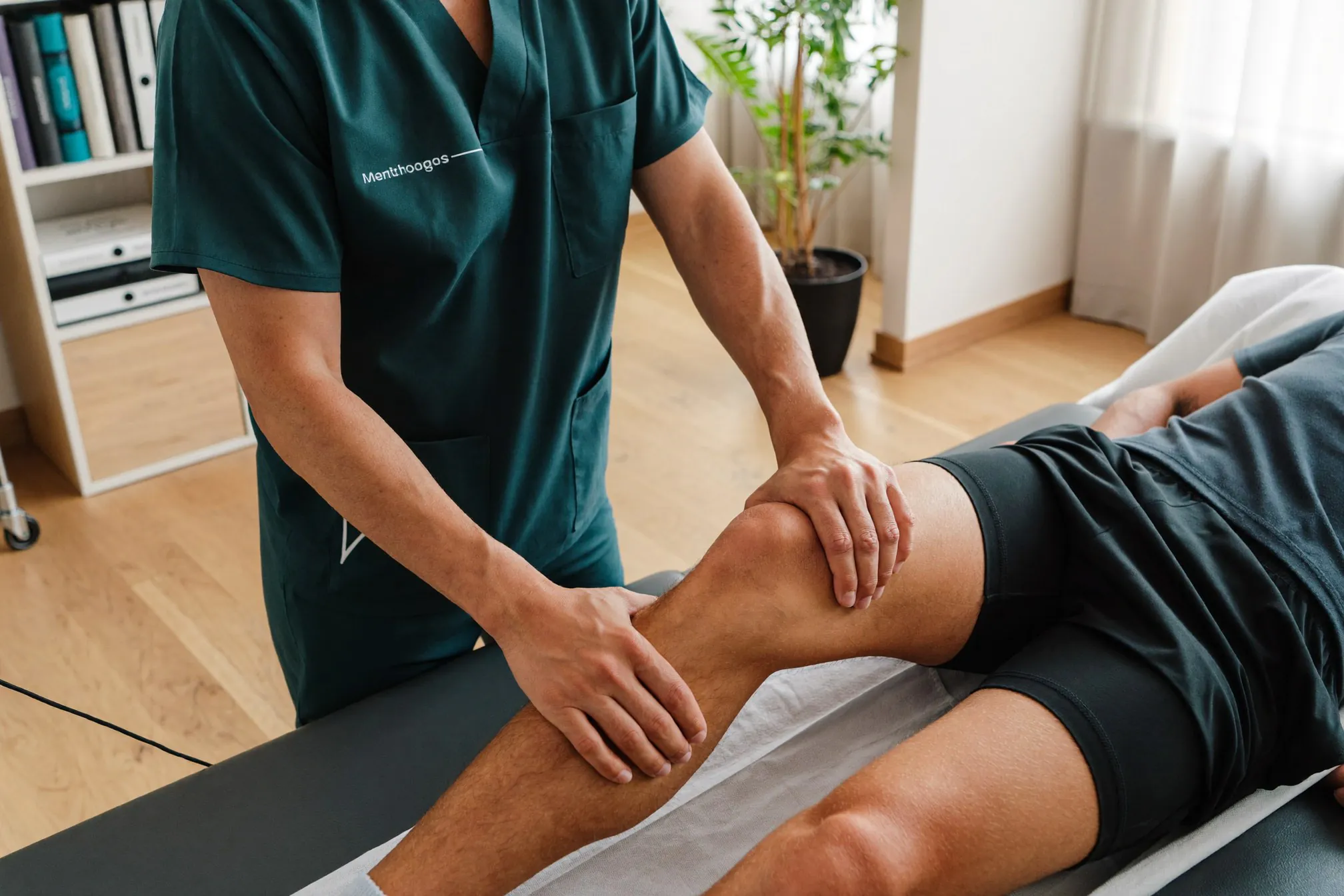 Fisioterapeuta tratando o joelho de um paciente